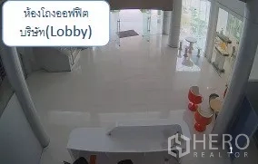 Warehouse for rent in Mueang Pathum Thani, Pathum Thani - Modern office lobby with white reception desk and seating.