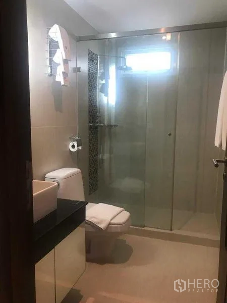 店屋 出租在Watthana, Bangkok - 带步入式淋浴、盥洗台与窗户的浴室