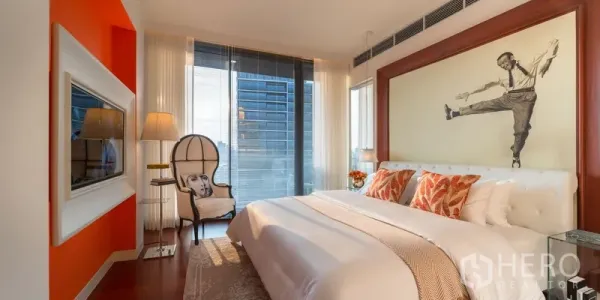公寓 出售在Watthana, Bangkok - 主卧带大型艺术画作与暖色软装，落地窗收揽城市景致。