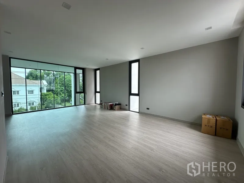 家庭办公室 for rent or sale in Suan Luang, Bangkok - 大型开放空间，整面窗景与木地板。
