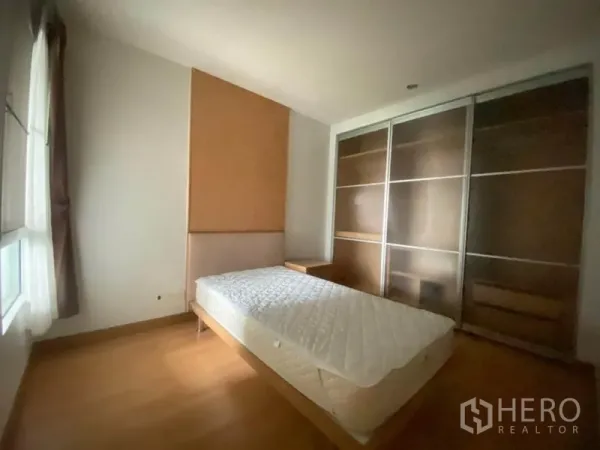 公寓 出租在Watthana, Bangkok - 温馨卧室，设大尺寸推拉门衣柜与采光窗。
