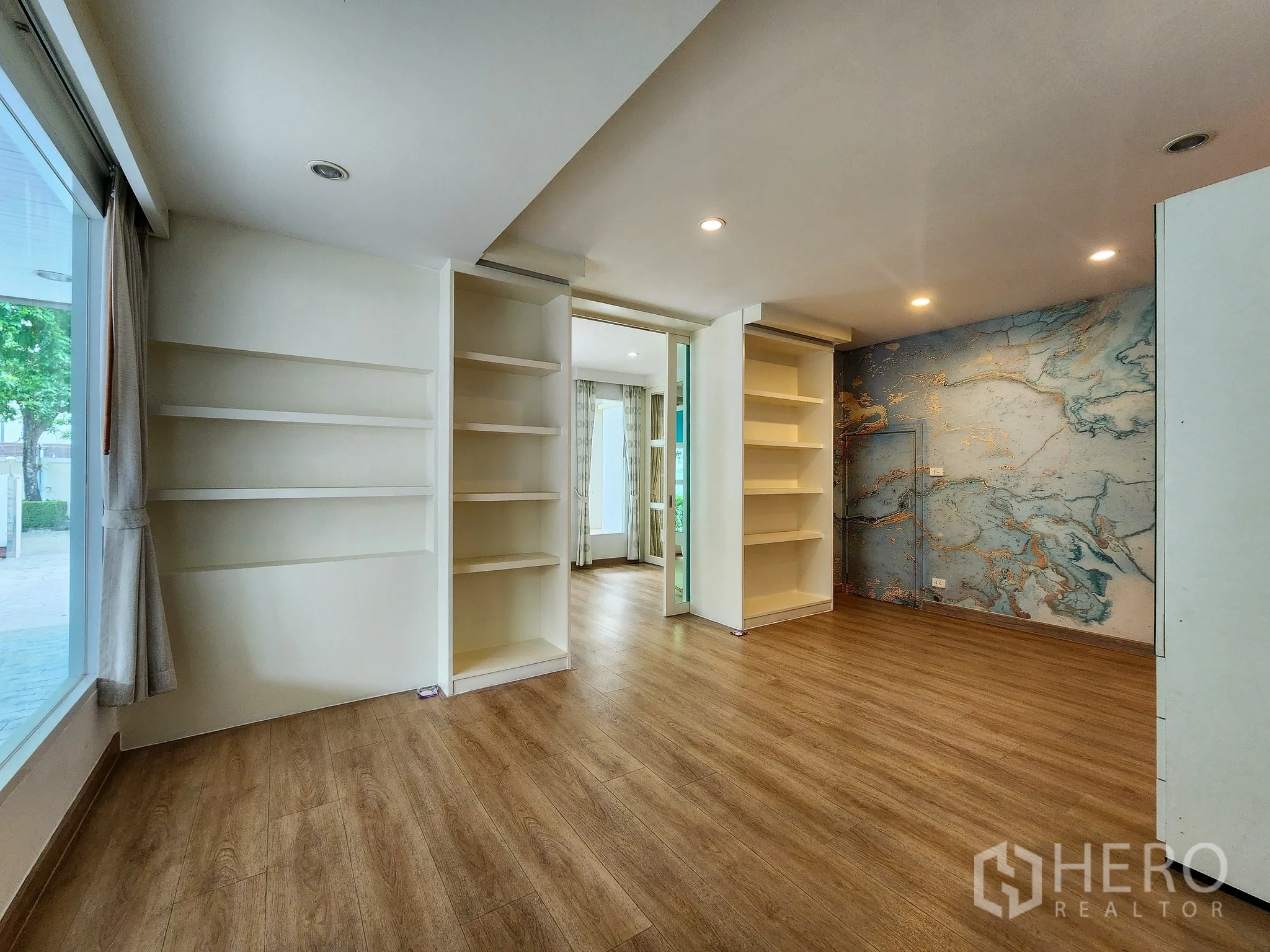 Detached House for rent in Bang Kapi, Bangkok - Ground-floor multipurpose room with large window and display shelves.