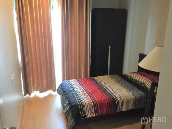 公寓 出租在Watthana, Bangkok - 温馨次卧，单人床、衣柜与落地窗帘，采光良好。
