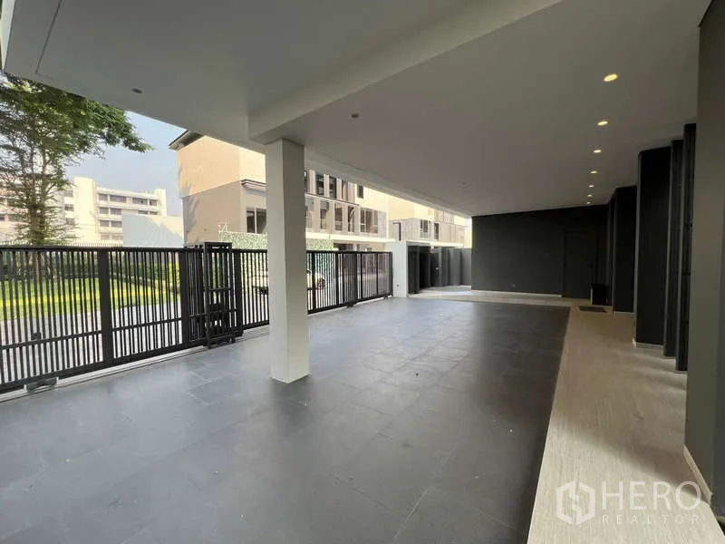 Detached House for rent in Suan Luang, Bangkok - Covered carport with tiled floor and metal gates offering multiple parking spaces.