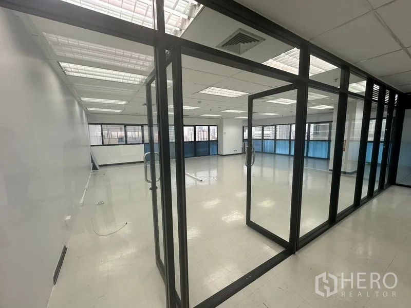 办公空间 出租在Phaya Thai, Bangkok - 玻璃墙会议室，内设对开门，位于明亮办公室内。