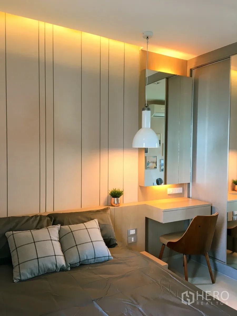 Condominium for rent in Khlong Toei, Bangkok - Cozy bedroom with warm lighting, built-in vanity and mirror in Khlong Toei condo near BTS Thonglor