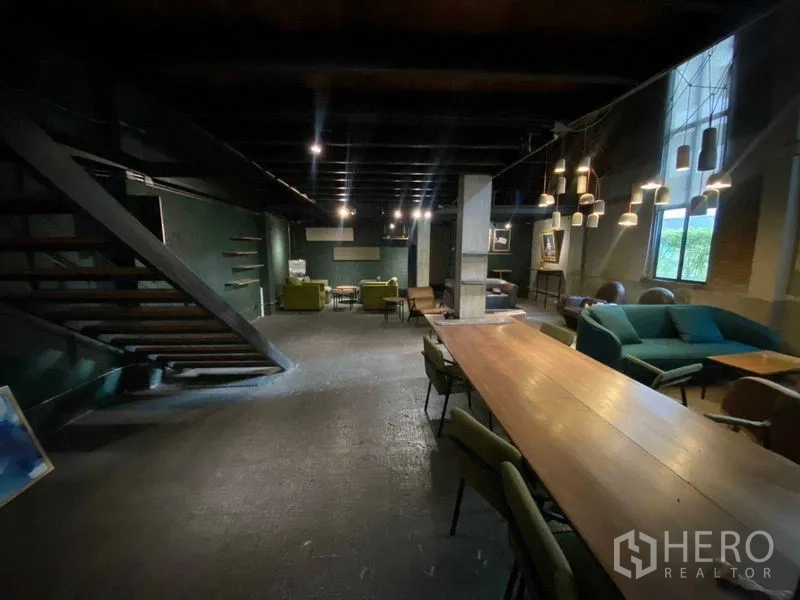 零售空间 出租在Bang Na, Bangkok - 宽敞大厅，长条公共桌与特色吊灯