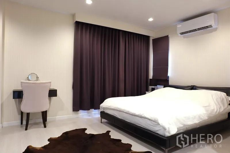 บ้าน ขายในMin Buri, Bangkok - ห้องนอนหลัก เตียงขนาดใหญ่ แอร์ ผ้าม่านทึบ และโต๊ะเครื่องแป้ง
