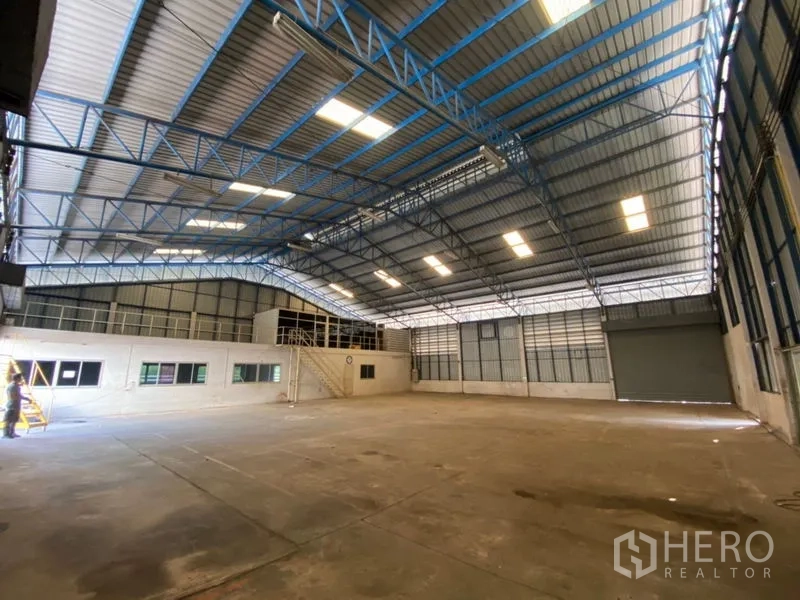 工厂 出租在Lat Lum Kaeo, Pathum Thani - 拱形屋顶下的宽敞生产区，采光充足。