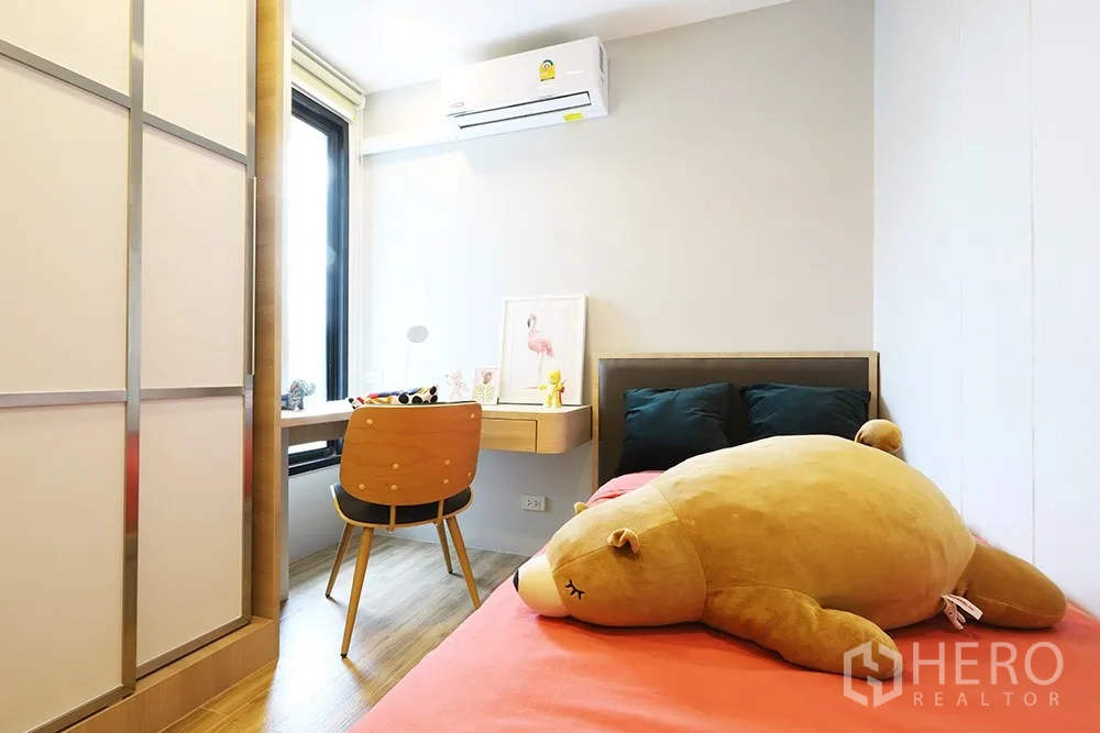 คอนโด ให้เช่าในWatthana, Bangkok - ห้องนอนขนาดกะทัดรัด เตียงเดี่ยว โต๊ะทำงานบิวท์อินริมหน้าต่าง และตู้เสื้อผ้าบานเลื่อน