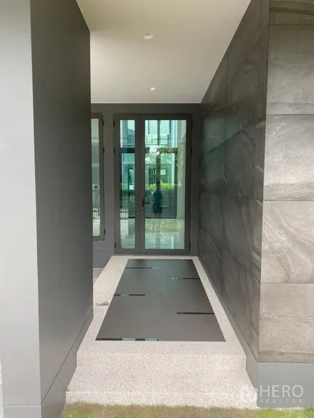 Detached House for rent or sale in Bang Kapi, Bangkok - Sheltered entry porch with glass double doors and stone feature wall.