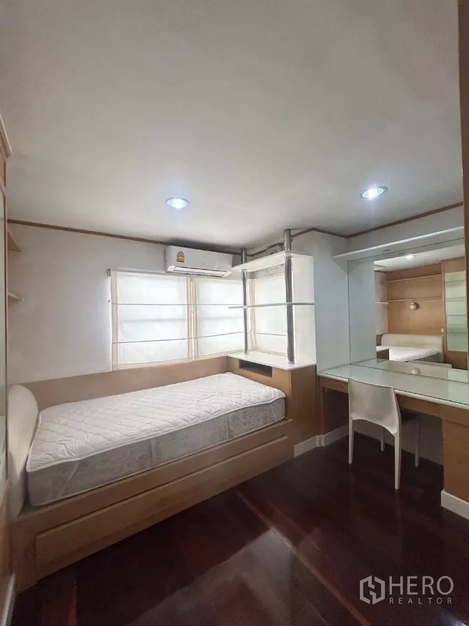 บ้าน ให้เช่าในSuan Luang, Bangkok - ห้องนอนเดี่ยวอีกห้องพร้อมโต๊ะบิลท์อิน ตู้ และชั้นวาง