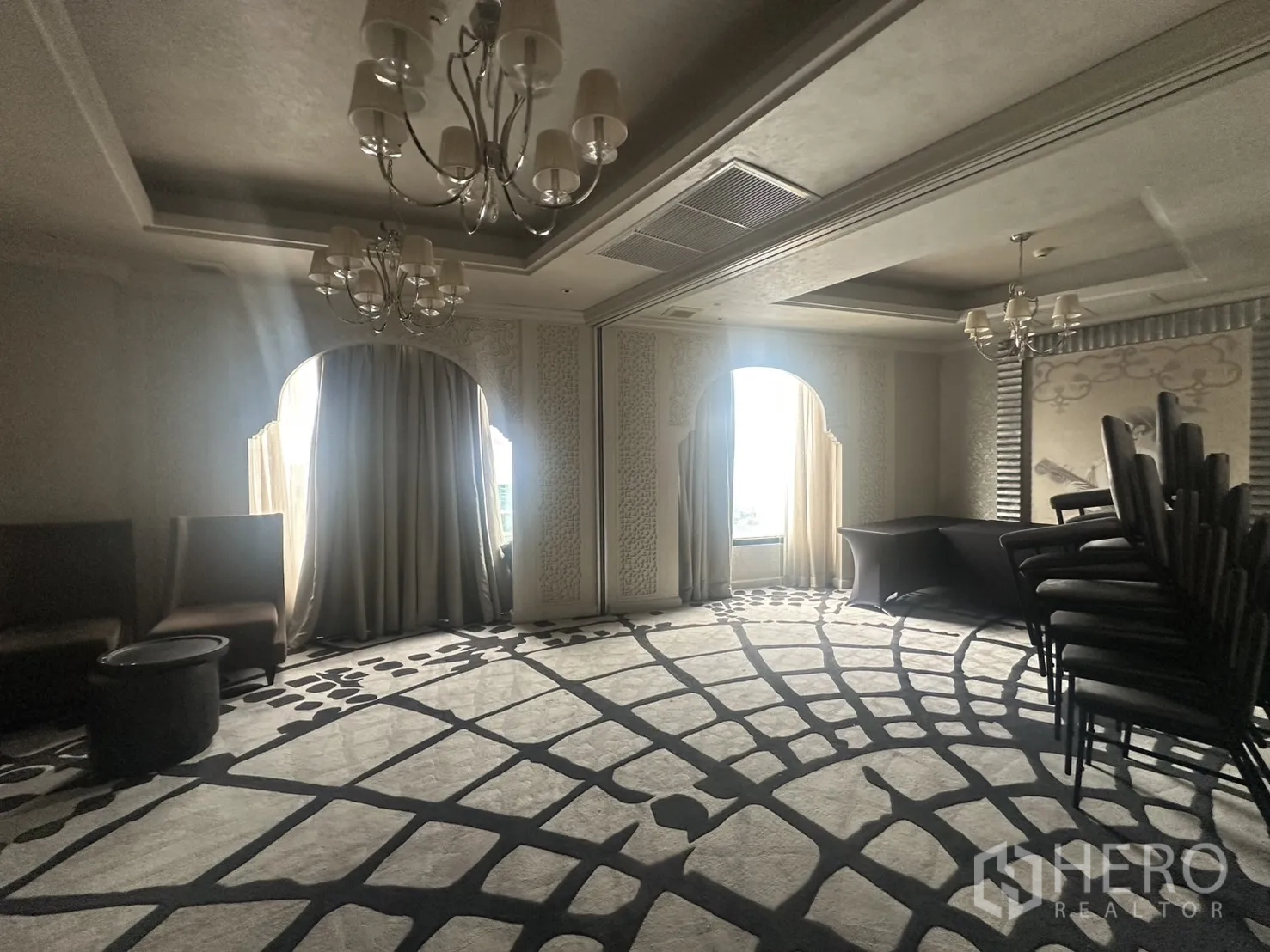 Retail Space for rent in Khlong Toei, Bangkok - Private function room featuring chandeliers, patterned carpet and arched windows.