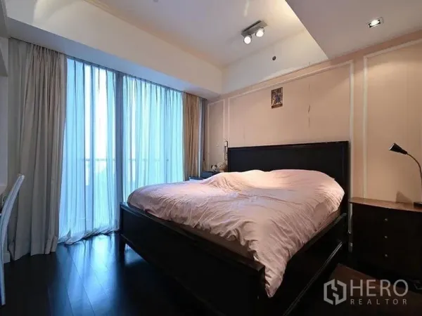 คอนโด ให้เช่าในSathon, Bangkok - ห้องนอนพื้นไม้เข้ม ผ้าม่านสูงจรดเพดาน แสงไฟนุ่มนวล