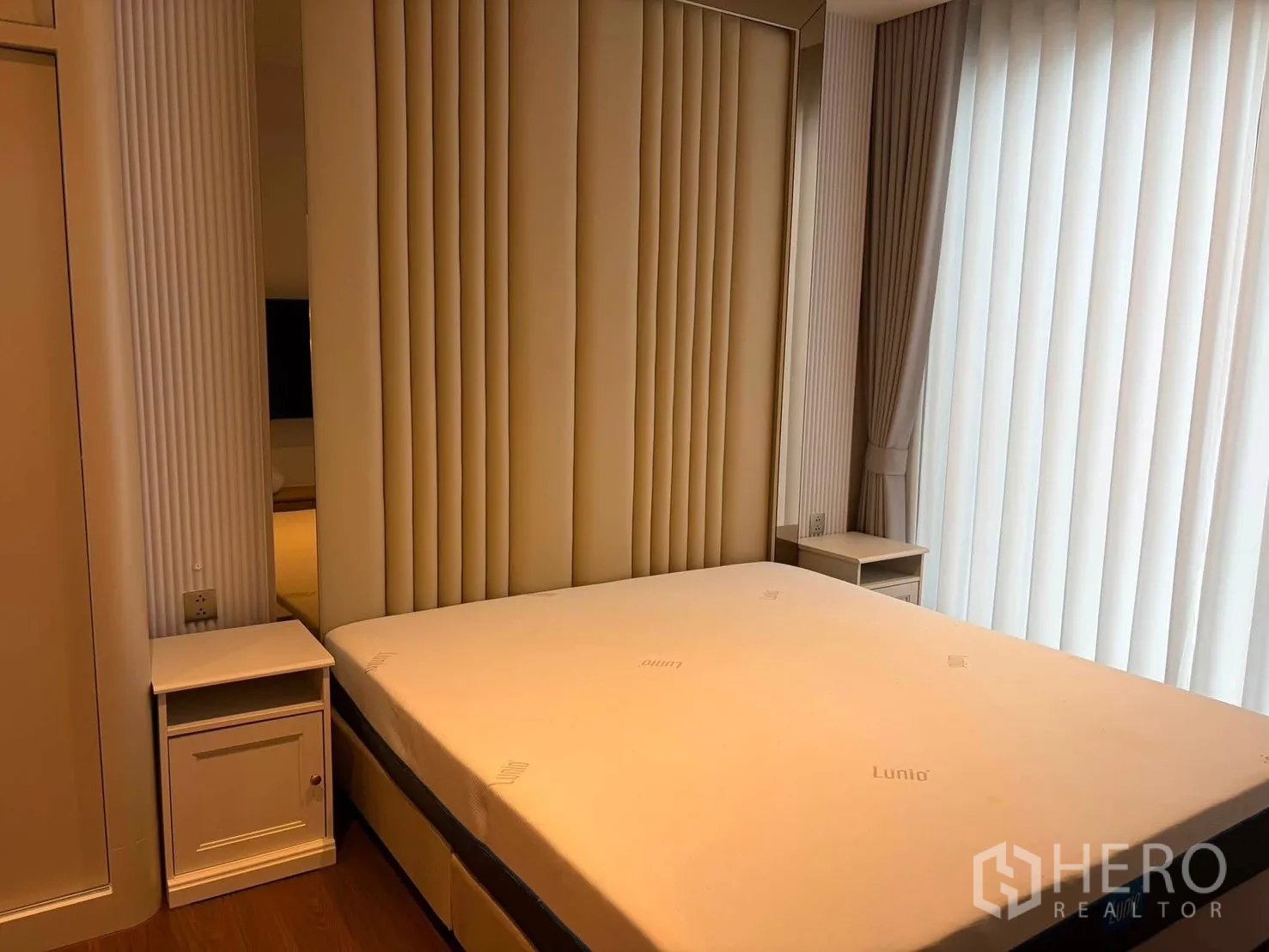 คอนโด for rent in Watthana, Bangkok - ห้องนอนพร้อมหัวเตียงบุผ้า โต๊ะข้างเตียง และผ้าม่านสูงจรดเพดาน