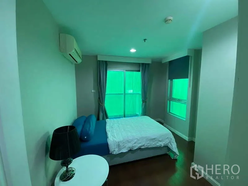 คอนโด for ในHuai Khwang, Bangkok - ห้องนอนอบอุ่น เตียงคู่ ผ้าม่าน เครื่องปรับอากาศ และหน้าต่างมุมห้อง