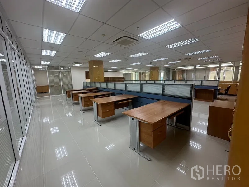 สำนักงาน ให้เช่าในSuan Luang, Bangkok - โซนเวิร์กสเตชันทีม ข้างผนังกระจก พร้อมโต๊ะและเก้าอี้เคลื่อนย้ายได้