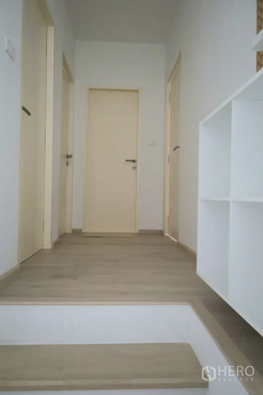 联排别墅 for rent in Prawet, Bangkok - 二层走廊，浅色木地板，多扇房门布局。