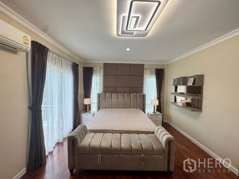 บ้าน ให้เช่าในPrawet, Bangkok - ห้องนอนใหญ่ เตียงขนาดใหญ่ ผ้าม่านสูง และไฟเพดานโมเดิร์น