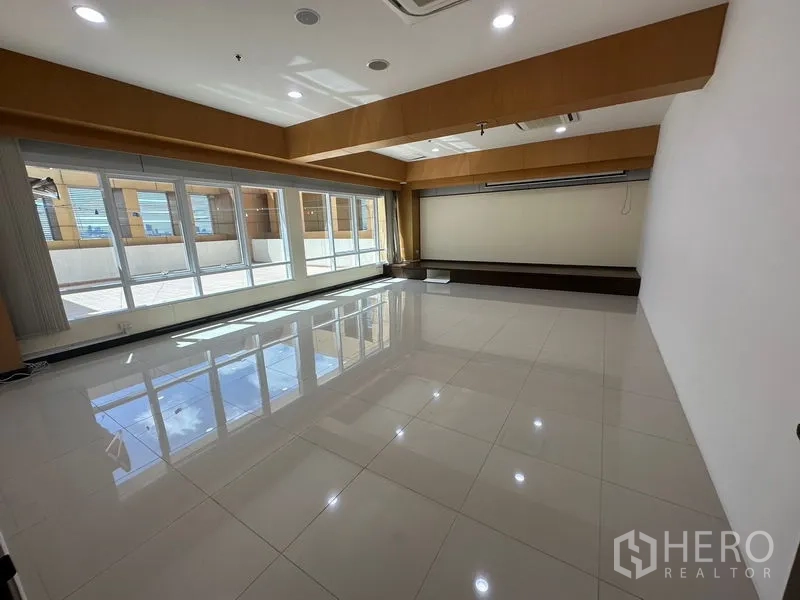 สำนักงาน ให้เช่าในSuan Luang, Bangkok - ห้องอเนกประสงค์รับแสงมาก หน้าต่างยาวตลอดผนัง เปิดสู่เทอเรส