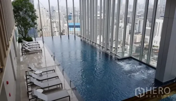 คอนโด ให้เช่าในWatthana, Bangkok - สระว่ายน้ำอินฟินิตี้บนดาดฟ้า พร้อมเตียงอาบแดดและวิวสกายไลน์กรุงเทพฯ ในคอนโดไฮไรส์ใกล้บีทีเอสนานา