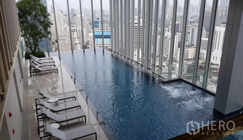 คอนโด ให้เช่าในWatthana, Bangkok - สระว่ายน้ำอินฟินิตี้บนดาดฟ้า พร้อมเตียงอาบแดดและวิวสกายไลน์กรุงเทพฯ ในคอนโดไฮไรส์ใกล้บีทีเอสนานา