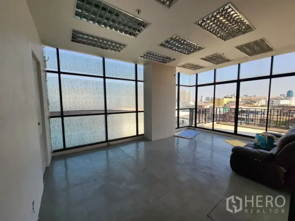Retail Space for rent in Bang Rak, Bangkok - Corner showroom with wraparound windows and grid ceiling lights.