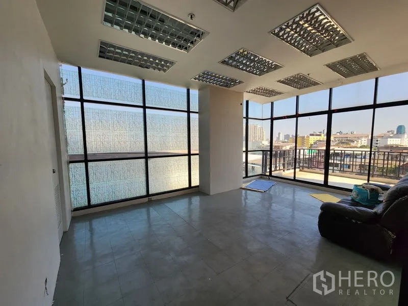 Retail Space for rent in Bang Rak, Bangkok - Corner showroom with wraparound windows and grid ceiling lights.