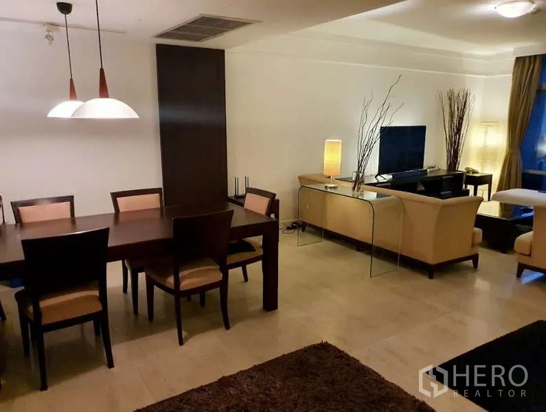 Condominium for sale in Pathum Wan, Bangkok - Dining area and open-plan living room with pendant lighting