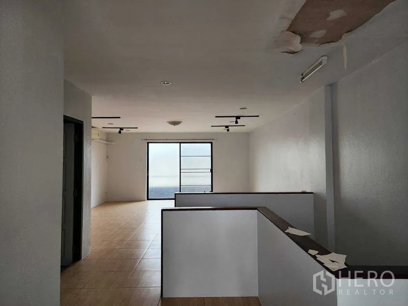 店屋 出租在Khlong Toei, Bangkok - 顶层开放空间，通向阳台门，木纹地板。