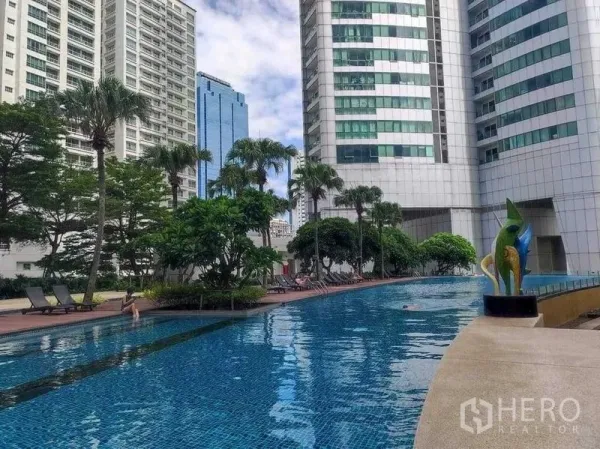 คอนโด ให้เช่าในKhlong Toei, Bangkok - สระว่ายน้ำกลางแจ้งของคอนโดพร้อมเตียงอาบแดด รายล้อมด้วยอาคารเมือง