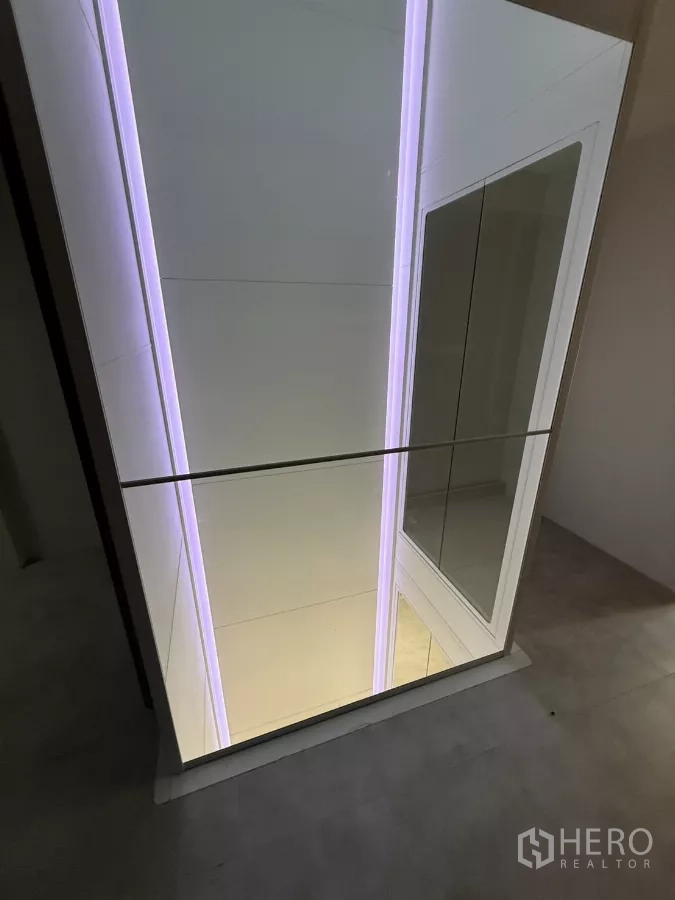 店屋 出租 - 带柔和LED灯光的家用电梯井，玻璃围合。