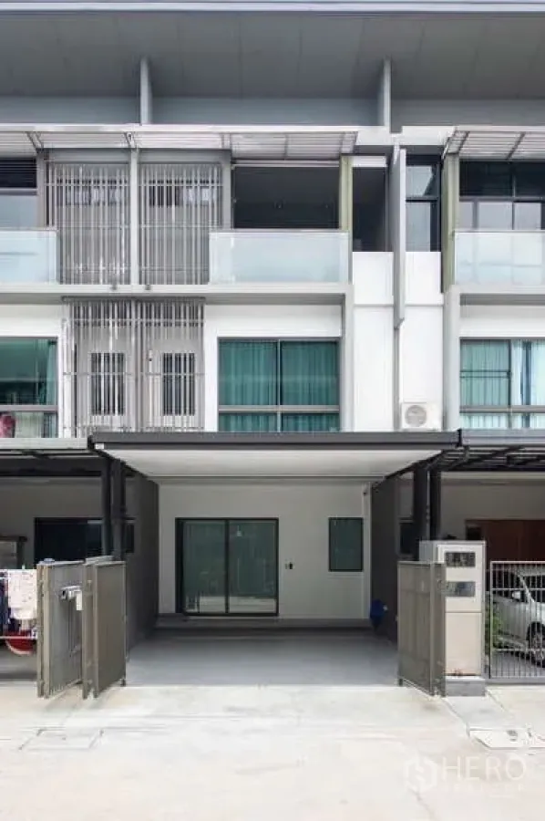 ทาวน์เฮาส์ ให้เช่าหรือขายในLat Phrao, Bangkok - ด้านหน้าอาคารทาวน์โฮม 3 ชั้น สมัยใหม่ มีระเบียงและประตูรั้วทางเข้า
