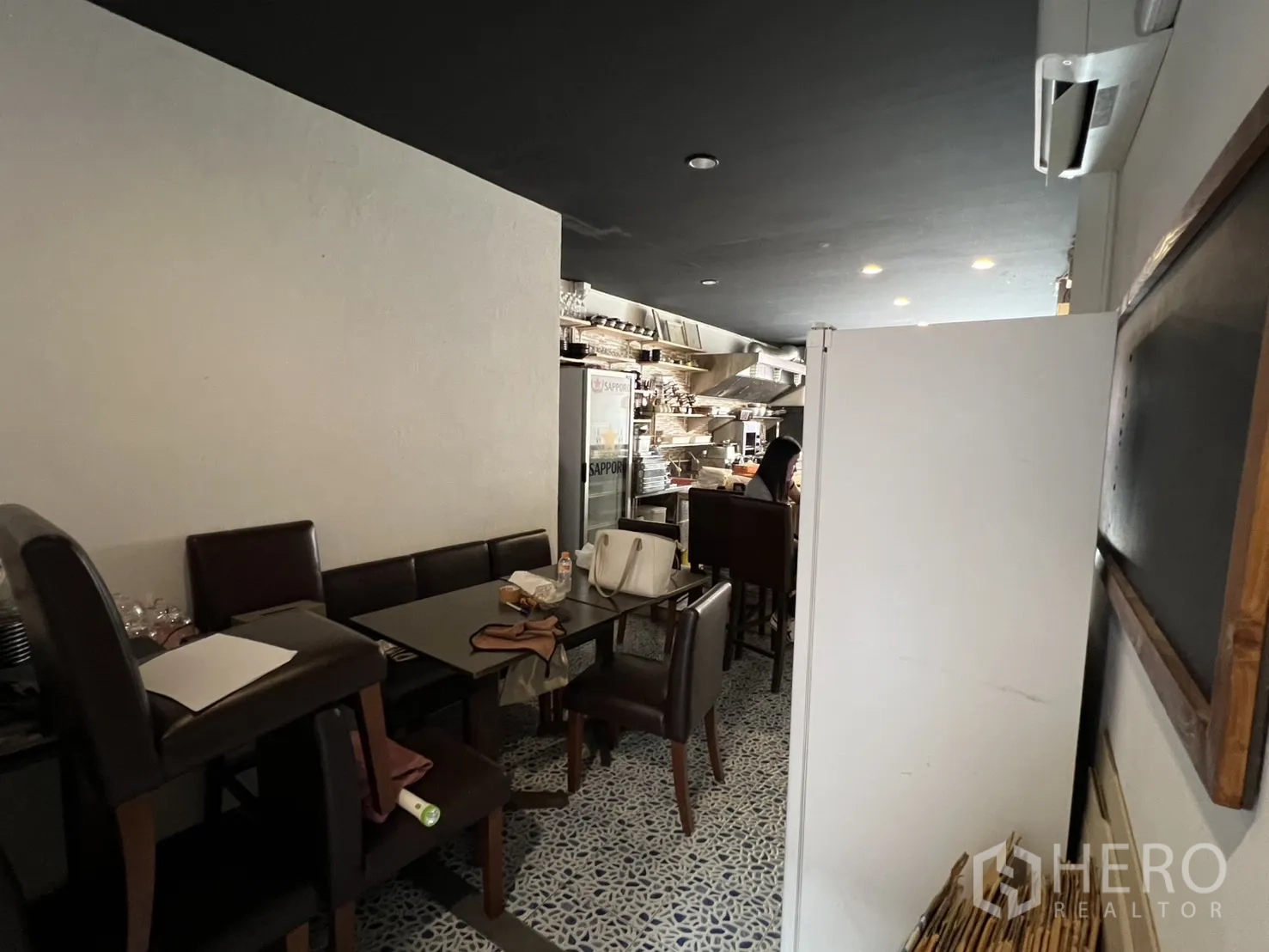 店屋 出租或出售 - 就餐区配皮椅与餐桌，旁边为开放式厨房的商住楼一层。