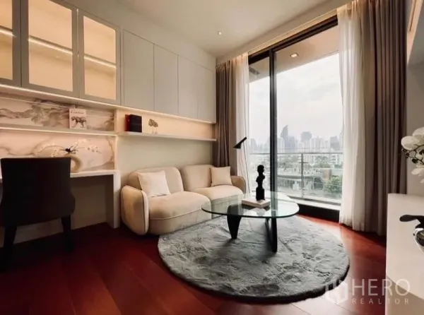 公寓 出租在Watthana, Bangkok - 采光充足的客厅，配沙发与玻璃茶几，阳台望城市景观的通罗公寓