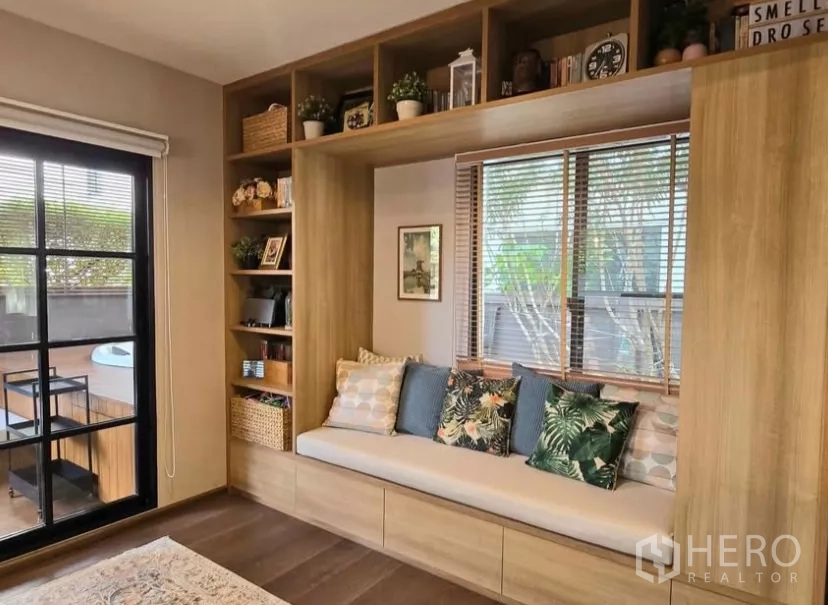 Detached House for rent in Bang Phli, Samut Prakan - Cozy multi-purpose room with built-in bench seating, shelves and window