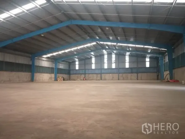 货栈 出租在Pathum Thani - 高挑钢结构仓库内部，屋顶天窗采光