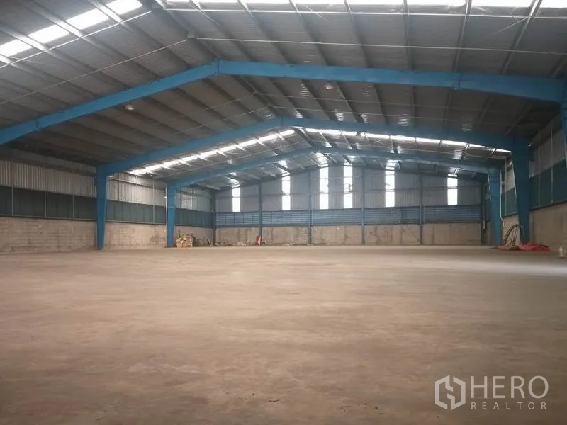 货栈 出租在Pathum Thani - 高挑钢结构仓库内部，屋顶天窗采光