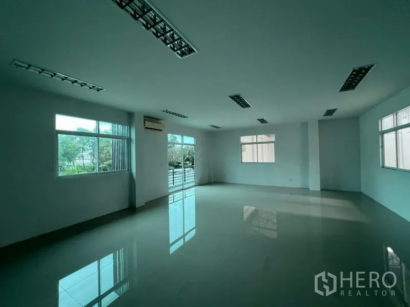 Factory for rent in Phra Samut Chedi, Samut Prakan - Air-conditioned upper office room with large windows and glossy tile floors for admin use.