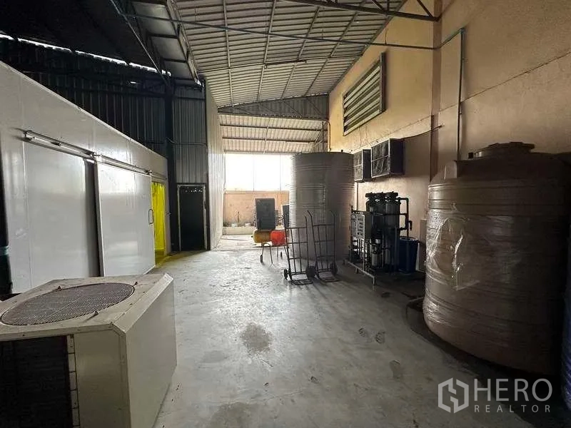 货栈 出租在Khlong Luang, Pathum Thani - 设备区，超大蓄水罐与保温房相邻。
