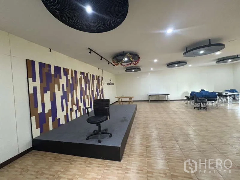 办公空间 出租在Khlong Toei, Bangkok - 宽敞多功能厅，带小舞台、座椅与吊顶灯饰。