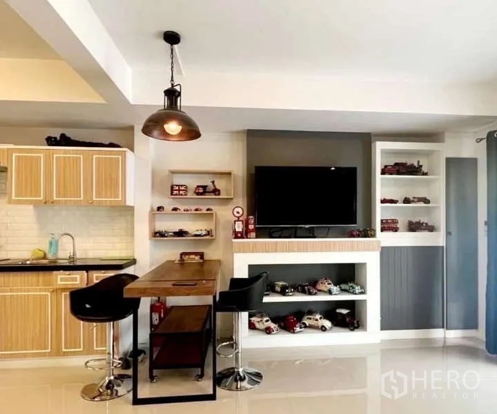 Detached House for rent in Bang Phli, Samut Prakan - Dining nook with high table, pendant light and TV wall beside the kitchen.