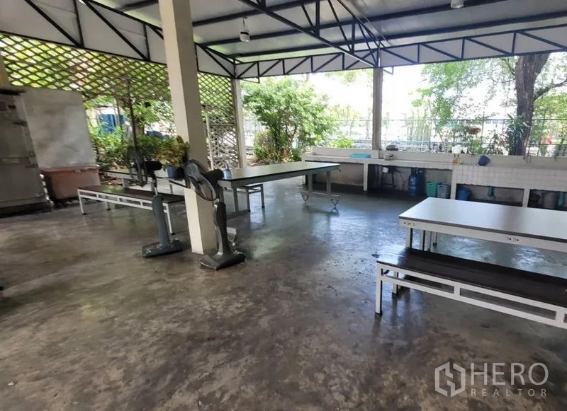 Factory for rent in Mueang Samut Prakan, Samut Prakan - Covered outdoor canteen area with benches, sinks and greenery