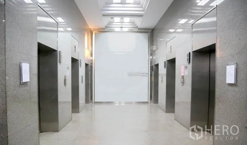 สำนักงาน ให้เช่าในHuai Khwang, Bangkok - โถงลิฟต์สมัยใหม่ มีลิฟต์สเตนเลสหลายตัว