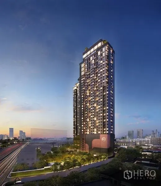 公寓 出售在Khlong Toei, Bangkok - 黄昏时分的高层公寓外观，临近城市天际线与轨道线。