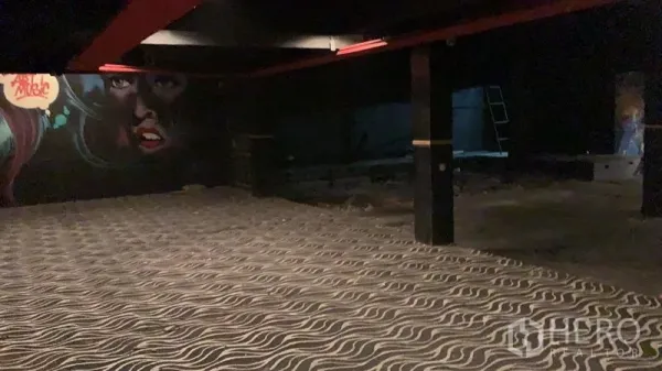 อาคารพาณิชย์ ให้เช่าในWatthana, Bangkok - พื้นที่ภายในโทนมืดกว้างขวาง พรมลายคลื่น เสารับน้ำหนัก และภาพกราฟฟิตี้ขนาดใหญ่บนผนัง