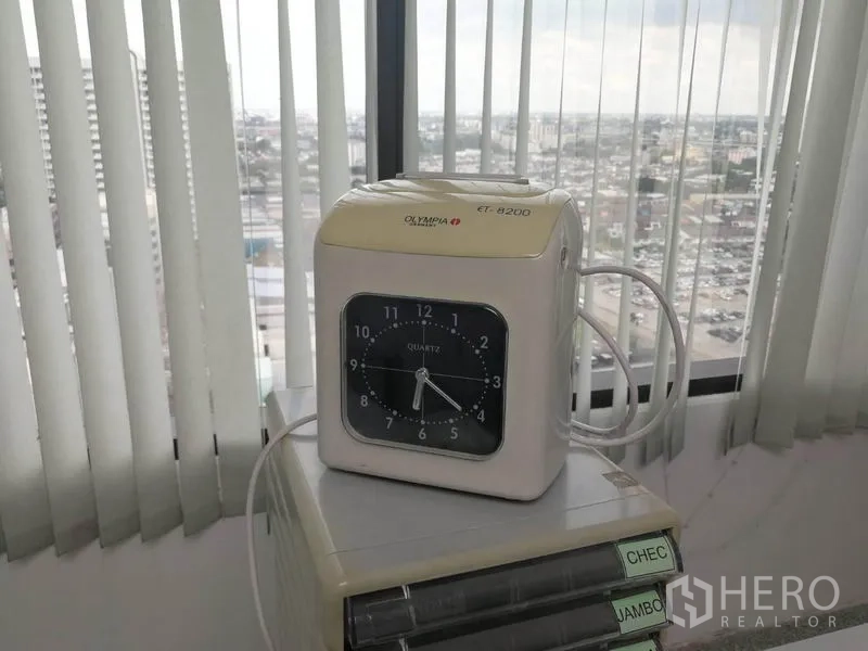 办公空间 出租在Bang Na, Bangkok - 窗边打卡机，配竖百叶和城市景观