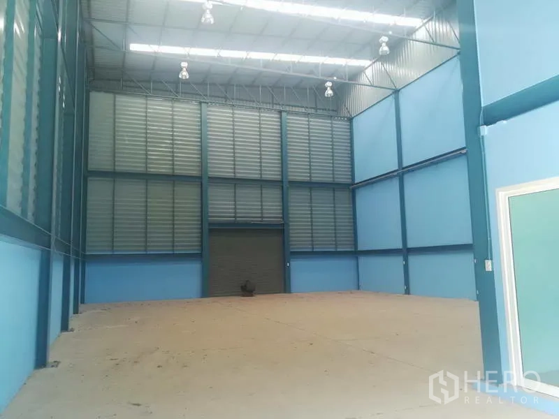 Factory for sale in Sai Noi, Nonthaburi - High-ceiling warehouse hall with skylights, ventilation louvers and a durable concrete floor.