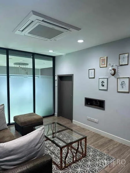 带办公室的家 出租在Bueng Kum, Bangkok - 一层等候区，布艺沙发、玻璃隔断与嵌入式吊顶空调。