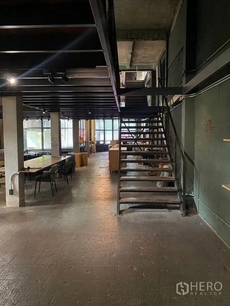 零售空间 出租在Bang Na, Bangkok - 仓库风室内的金属楼梯通往二层